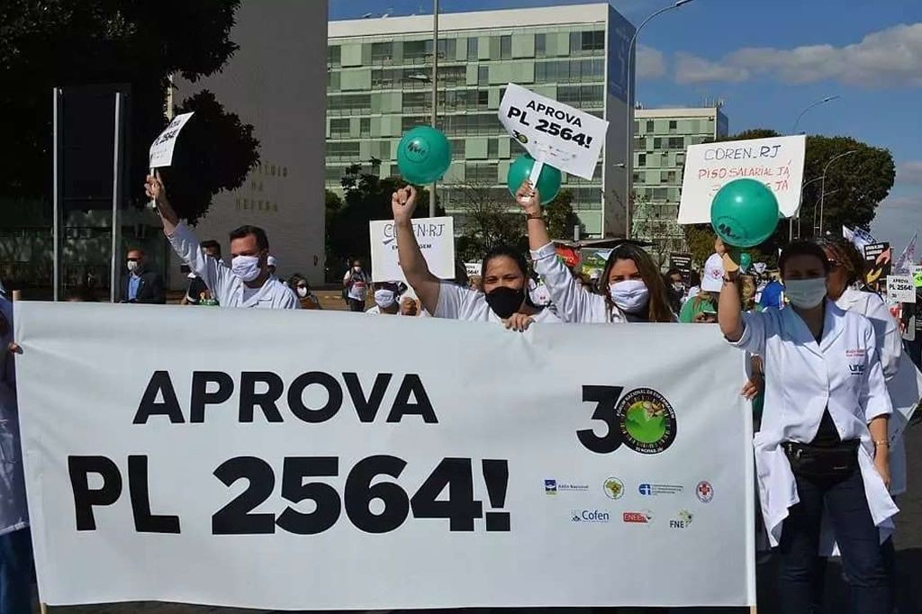 Piso da enfermagem entra em 2022 ainda com entraves na Congresso
